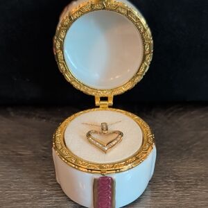 Vintage Yellow Gold Open Heart Pendant w/Porcelain Gift Box - Never Used NWT